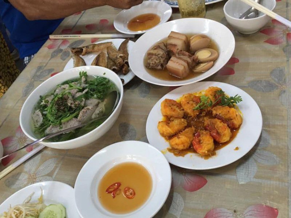 Đôi nét về quán Tân Tân (không gian, menu)